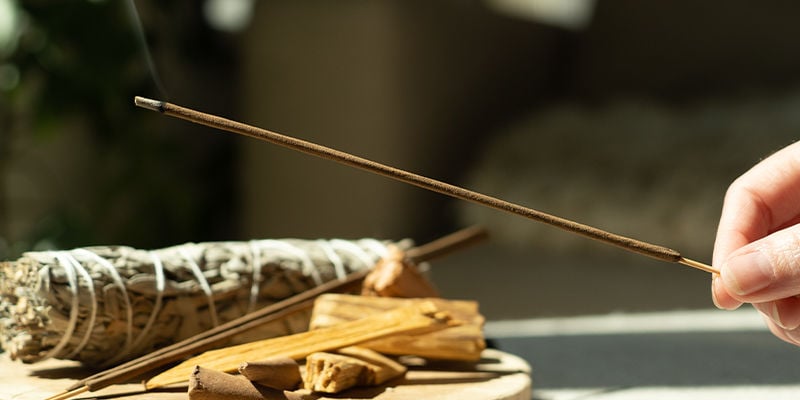 Guia completo sobre incenso: origens, tipos e benefícios - Zamnesia